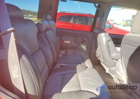 2000 Chevrolet Tahoe K1500 z USA, uszkodzony, nr VIN 1GNEK13R2YR137021